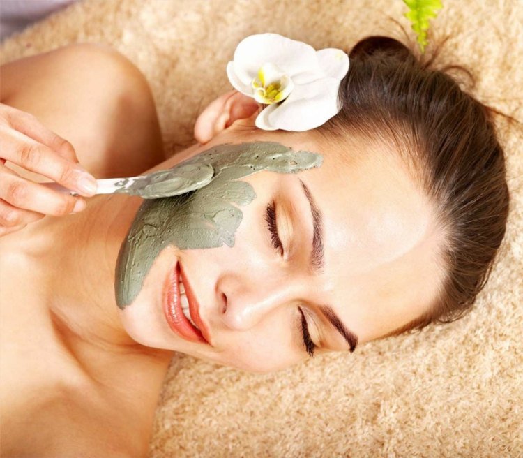 Naneste liečivú ílovitú masku-tvár-špachtľu-prášok-voda-žena-orchidea-starostlivosť o tvár