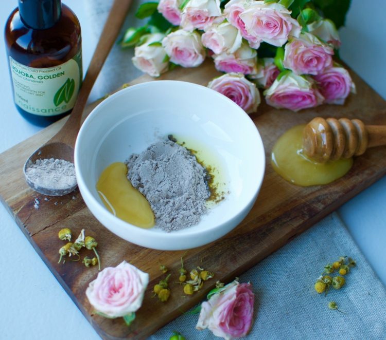 Maska z liečivej hliny-medová lyžica-med-harmančekový kvet-jojobový olej-prášok-ruže-ľanové plátno