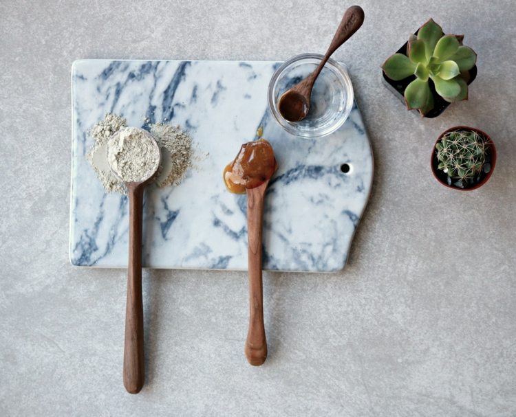 Liečivá hlina-maska-misa-sklenená lyžica-doska na krájanie-prášok-med-rastlina-kaktus