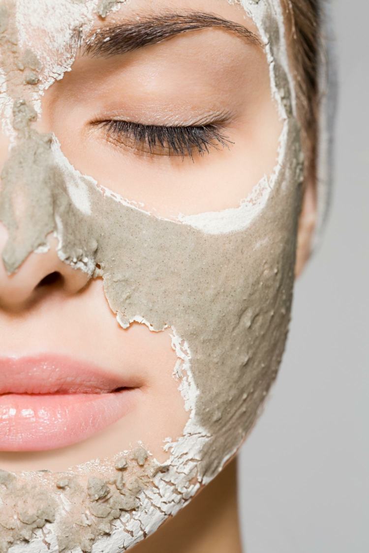 Liečivá ílová maska-tvár-žena-mladá-pokožka-zdravá-ústna-oblasť-očná-oblasť-pasta-tenká vrstva