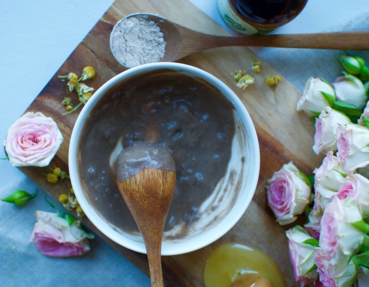 Hlinená maska-miska-prášok-harmanček-čaj-med-ruže-harmančekové kvety-vareška-drevená doska