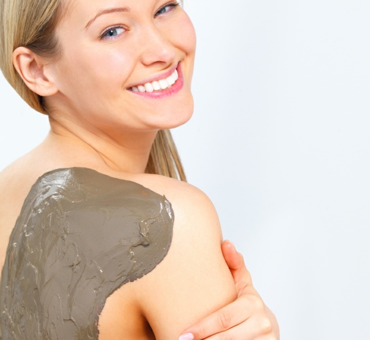 liečivá ílová maska-blond-modrooká-chrbát-pasta-hnedá vrstva-zelená-starostlivosť o pleť