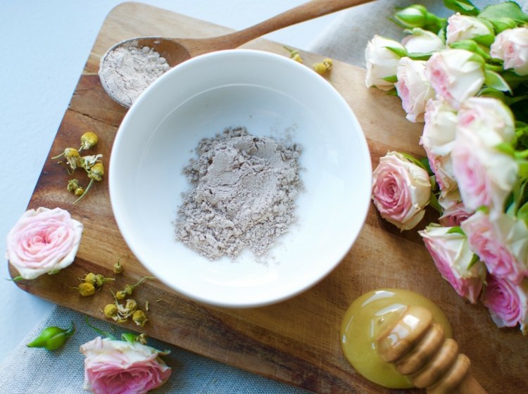 Liečivá zemská maska ​​prášok-prírodný-produkt-suchá-misa-ruže-starostlivosť o tvár-doska na krájanie-drevo