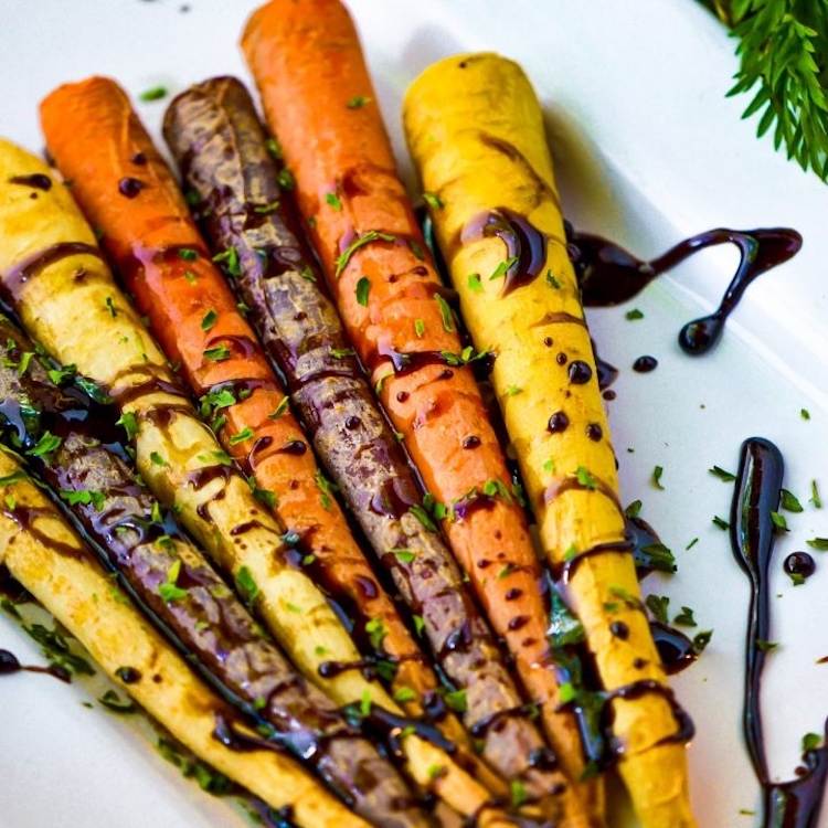 glazovaná mrkva vo fialovej oranžovej a žltej farbe s balzamovou glazúrou