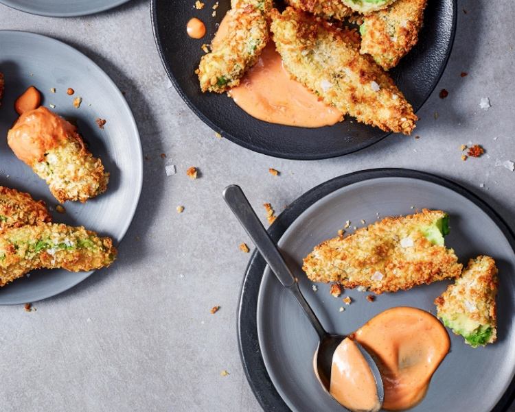 chrumkavé avokádové pommes v fritéze s dipom