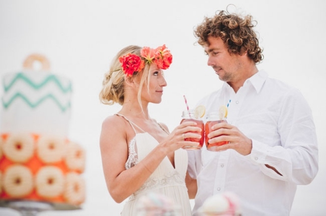 Romantické biele a pastelové farby romantické-plážové svadby-nevesta-ženích-spolu