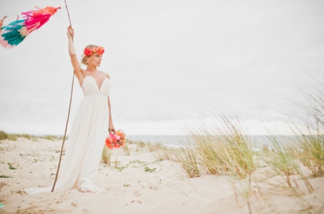 Nevesta na pozadí mora a piesku papier-veniec-nevesta-biele-šaty-pláž