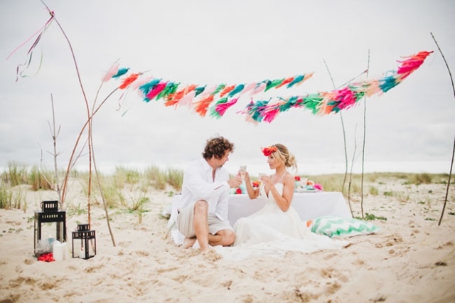 Girlandy hrajú úlohu baldachýnu dekorácia-svadba-muž-žena-veniec-papier