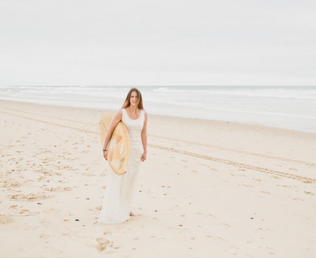 Nevesta je spojená s morom svadobná pláž surfovacia doska nevesta biele šaty