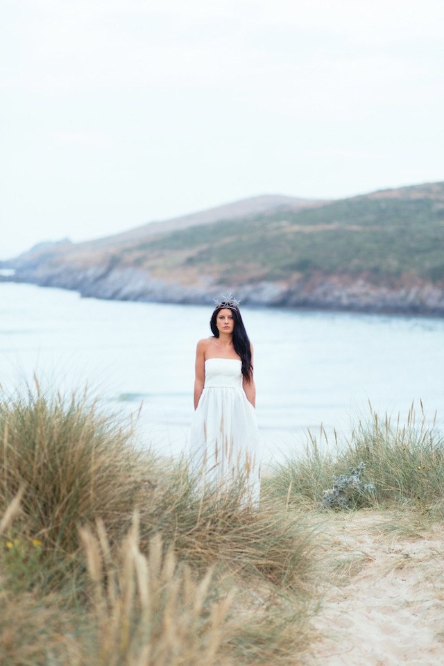 Klasická nevesta v Cornwalle - dlhé biele šaty vziať-on-the-beach-nevesta-biele šaty