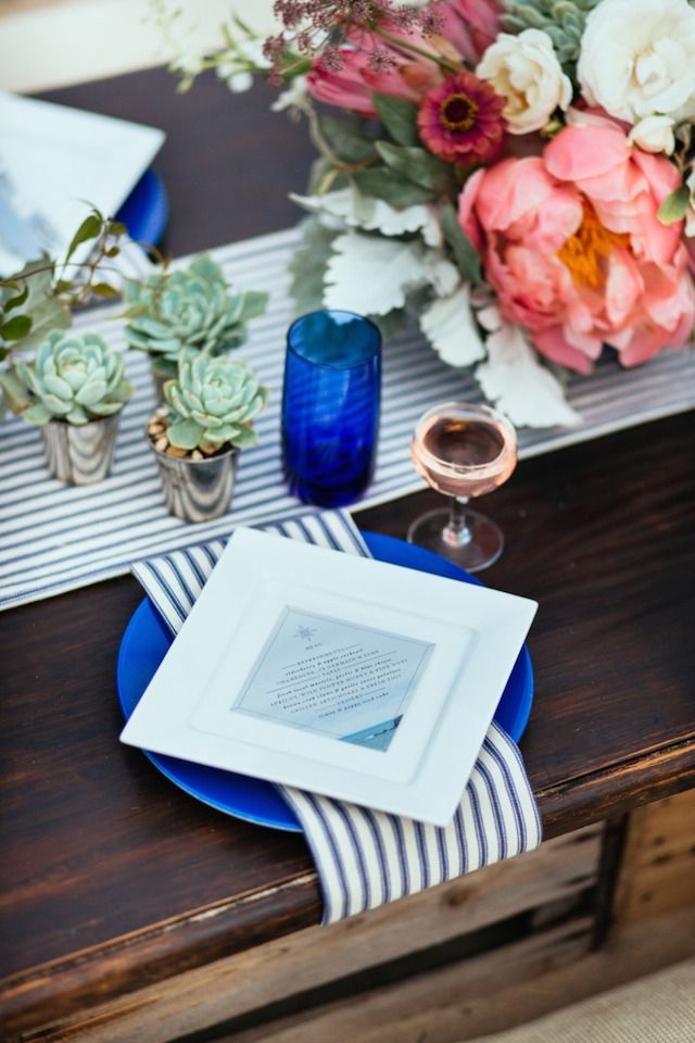 Modrá a biela v kombinácii s poľnými kvetmi cornwall-pláž-celebrity-dekorácia-s-kvetmi