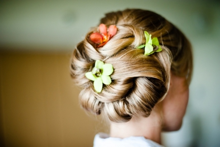 Nevesta s updo a čerstvými kvetmi vo vlasoch Svadby Pláž Svadba Nevesta Kvetina Updo