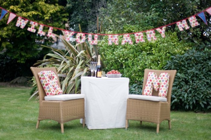 Visiaca girlanda nad záhradným stolom Návrh na manželstvo-nápady-narodeniny-prekvapenie-veniec-záhrada