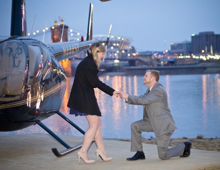 Romantický výlet po meste helikoptérou Usporiadať-manželstvo-návrhy-nápady-romantická večera