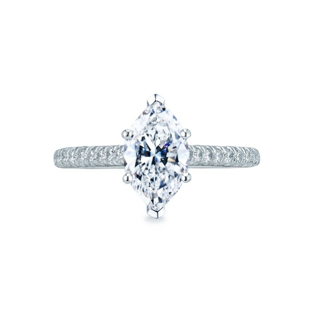 Diamantový prsteň z bieleho zlata v atraktívnom oválnom tvare