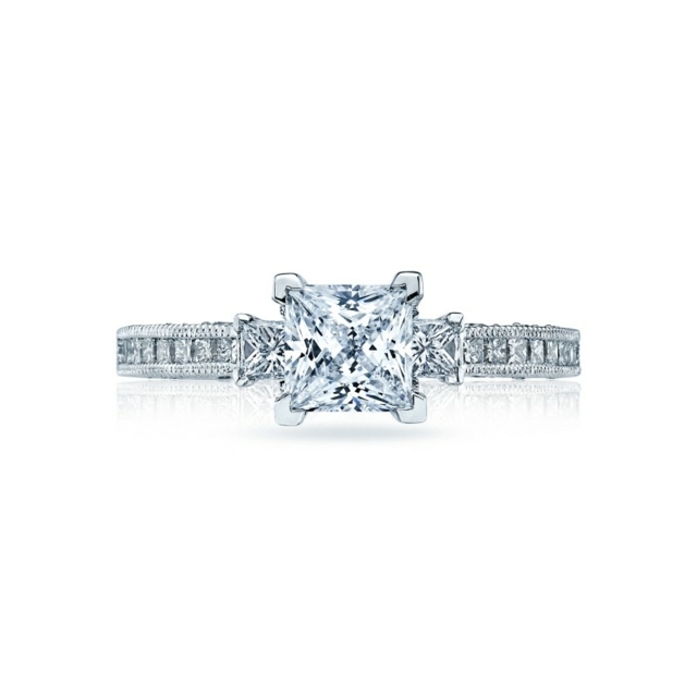 Svadobný návrh so zásnubným prsteňom vyrobí bočné kamene Zásnubný prsteň tvorí bočné kamene biele zlato