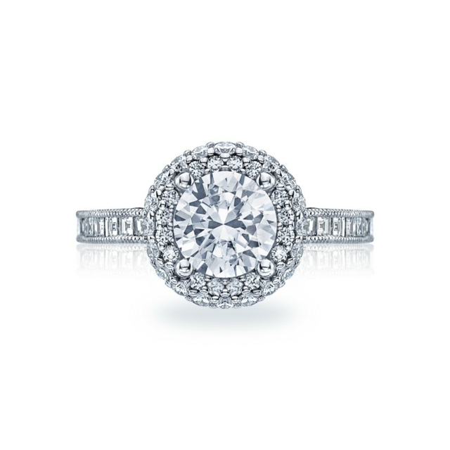 okrúhly zásnubný prsteň bočné kamene ozdobené krásnym darčekom Bočné kamienky so zásnubným prsteňom zdobené krásnym svadobným darom