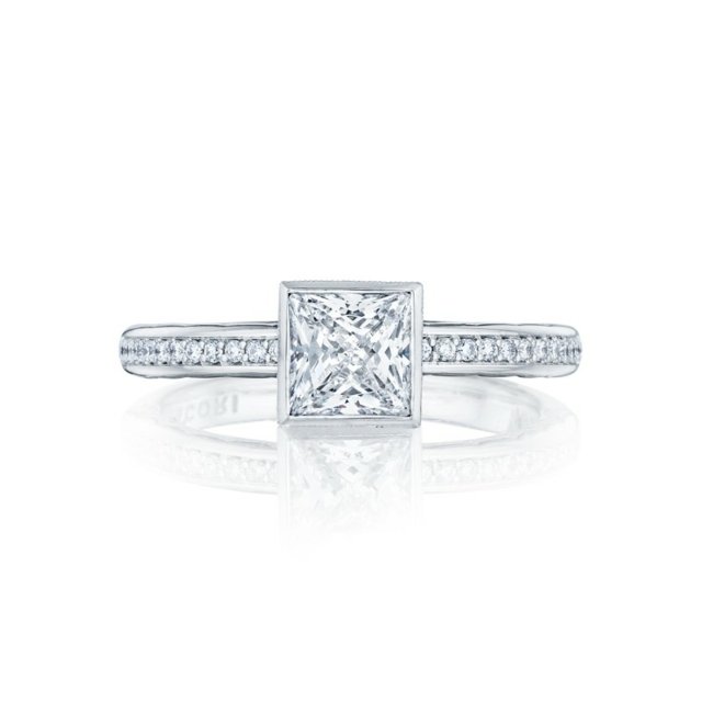 Bočné kamene štvorcového tvaru osadené drahokamami