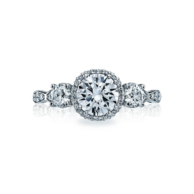 Zásnubný prsteň z ušľachtilého bieleho zlata zdobený drahými kameňmi