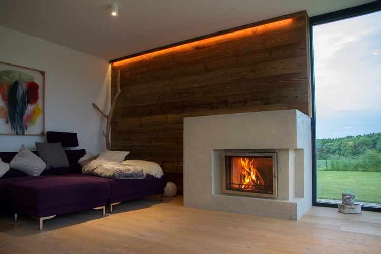 Vykurovanie v prechodnom období krbom alebo kachľovou pecou Výhody