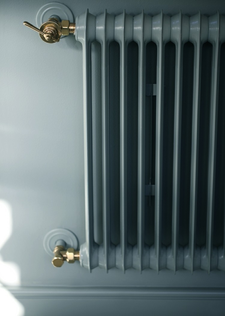 radiátor-maľba-kovové-prvky-tipy-dizajn-sivá-farba