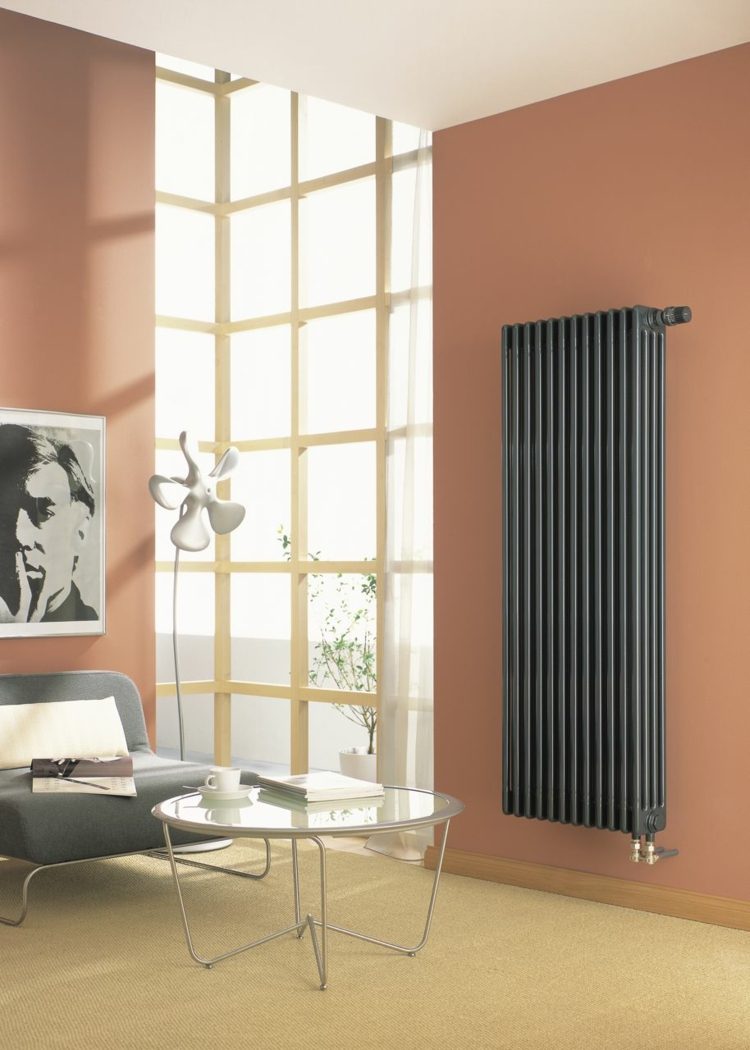 radiátor-maľba-úzka-stena-sivá-nábytok-sklenený-stôl