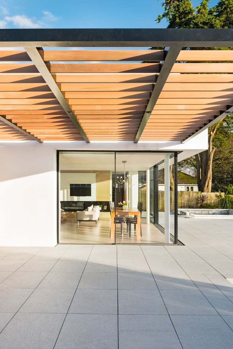 svetlo-priateľské-zariadenie-moderné-terasy-zastrešenie-patio dvere