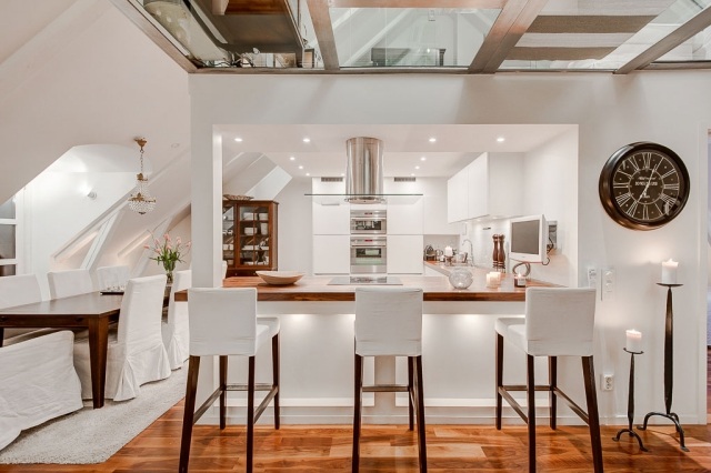 biela kuchynská linka, drevená doska, jedálenský kút biela kuchyňa-jedáleň-bar-drevo-doska-jedálenský kút