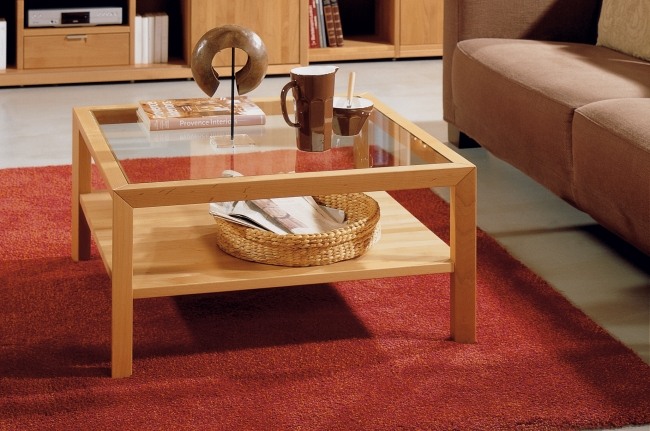 Konferenčný stolík z dizajnovej sklenenej dosky z masívneho jelšového nábytku, červený koberec