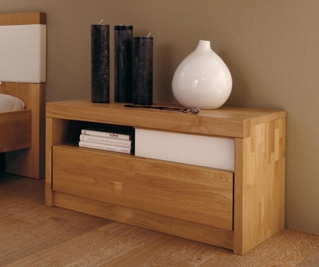 Nábytok nočný stolík-spálňa masívna drevo-jelša sklo-biela dekorácia