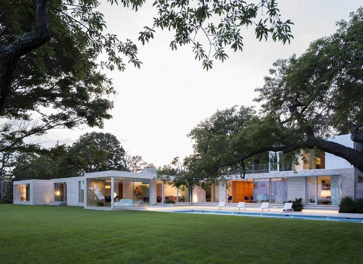 sklenené fronty výhľad na vonkajšiu záhradu bazéna