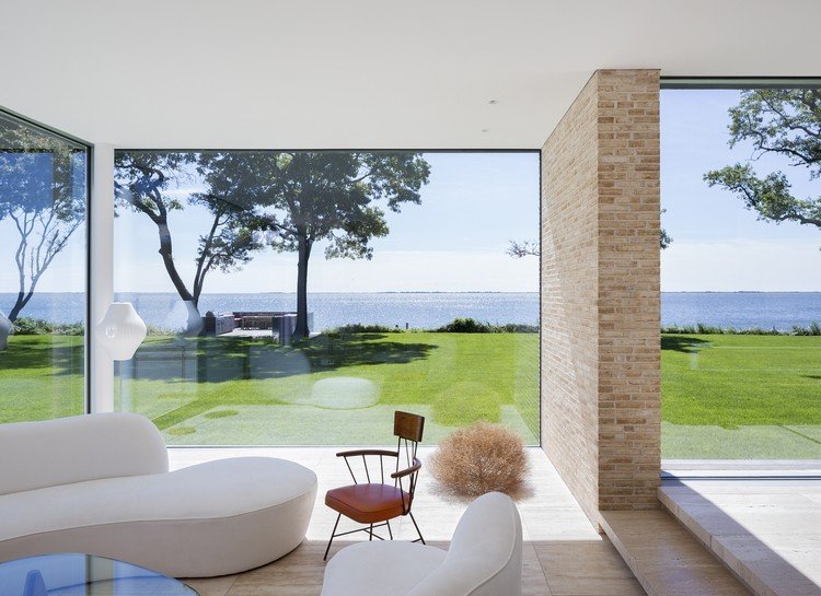 svetlá fasáda zo slínkových tehál vo vnútri vonkajšieho pohľadu na okná od podlahy až k stropu