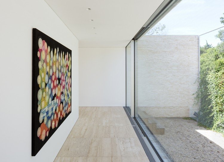 farebná nástenná maľba okna od podlahy až k stropu