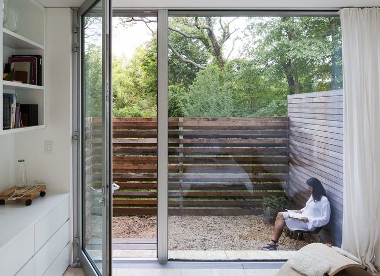 spálňa súkromná terasa drevený plot presklená stena