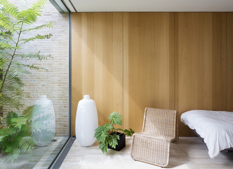 spálňa drevené obloženie stena okno od podlahy k stropu