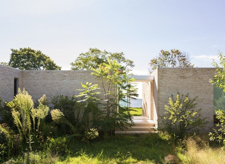 záhradné rastliny fasády s jasným slinkom