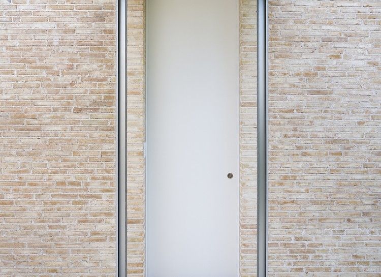 klinkerová stena jasne biele dvere