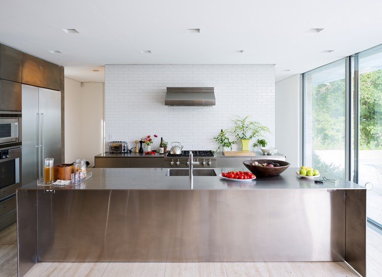 kuchynská linka Metro dlažba zadná stena nerezová doska kuchynský ostrovček