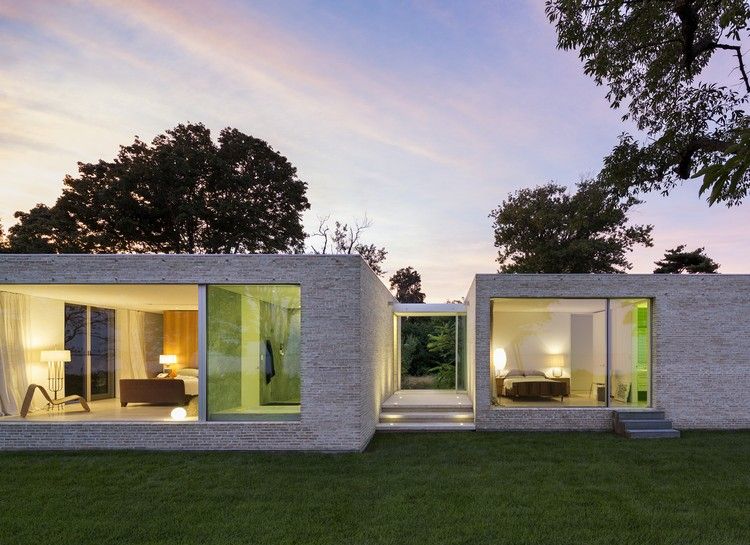 svetlé klinkerové tehlové fasádne predné okná farebné akcenty osvetlenie