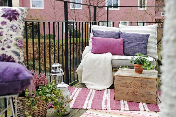 malé balkónové kvety sedačky-čalúnený nábytok malé balkónové kvety sedačky-čalúnený nábytok drevený stôl