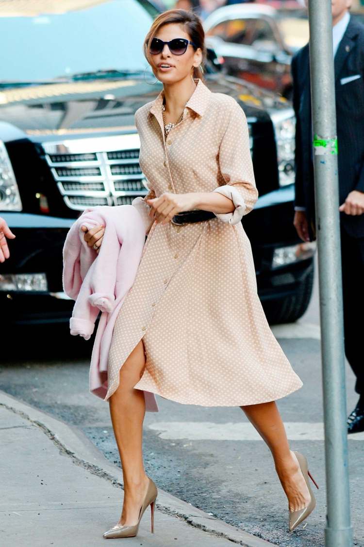 Košeľové šaty kombinujú business outfity pre ženy na leto