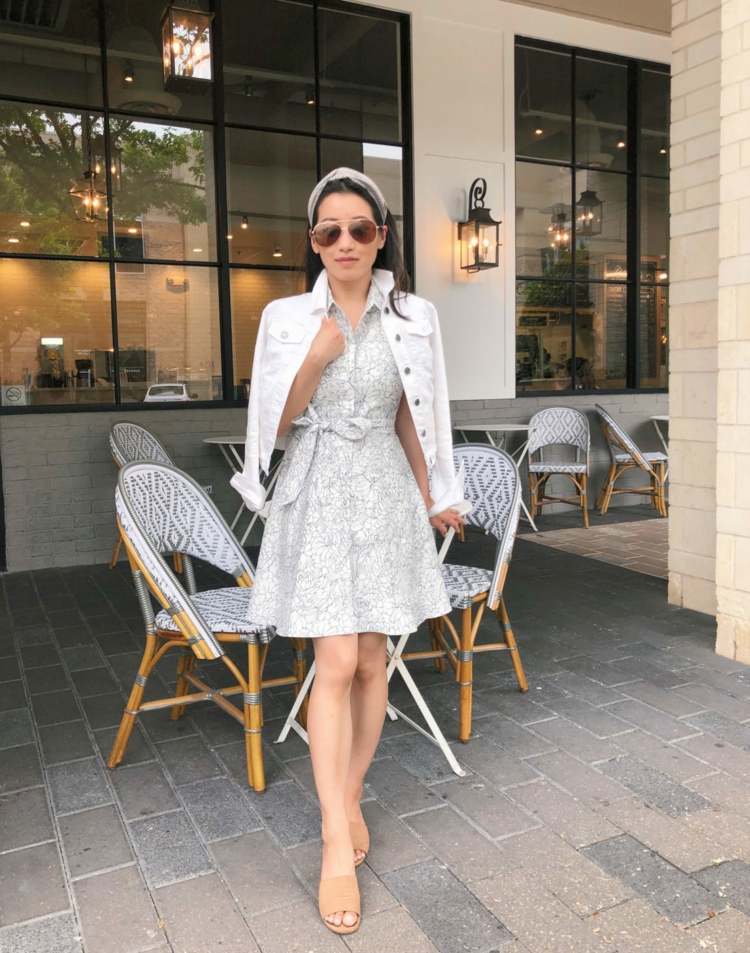 Skombinujte súpravy letných šiat so športovou riflovou bundou