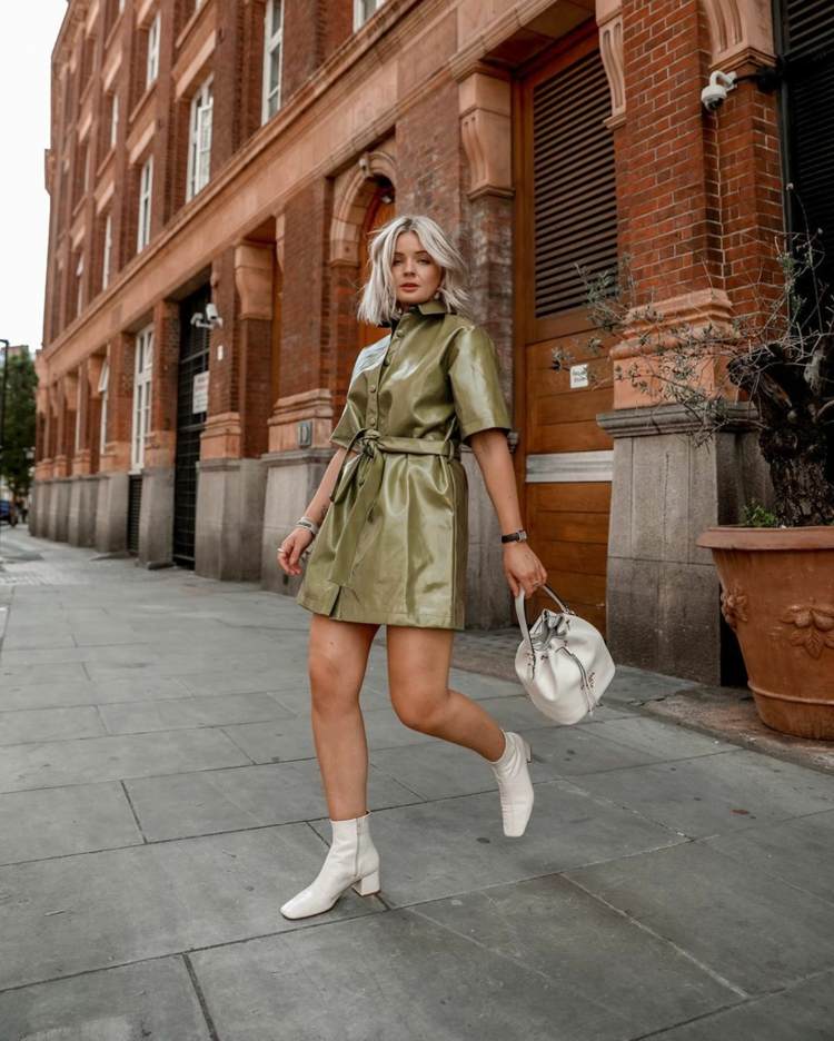 Kožené šaty kombinujú business outfity na jeseň s koženými členkovými topánkami s blokovým podpätkom