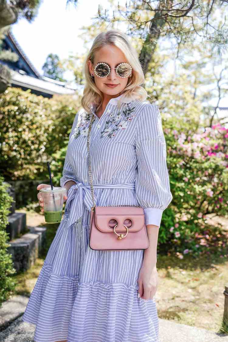 Šaty s kvetinovým vzorom kombinujú trendy v taške cez rameno