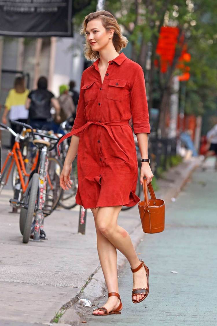 Tričkové šaty k trendom letných topánok 2020