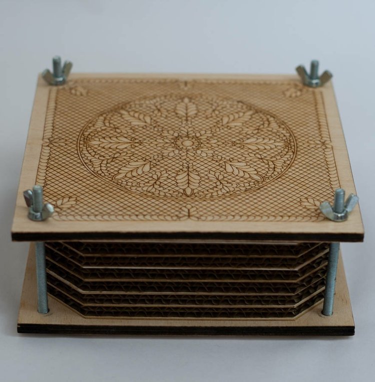 herbár-vytvorte-kutilka-lis-jednoducho-postavte-drevo-kartón