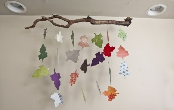 Nápady-drotári-listy-vyrobené z papiera-zavesené