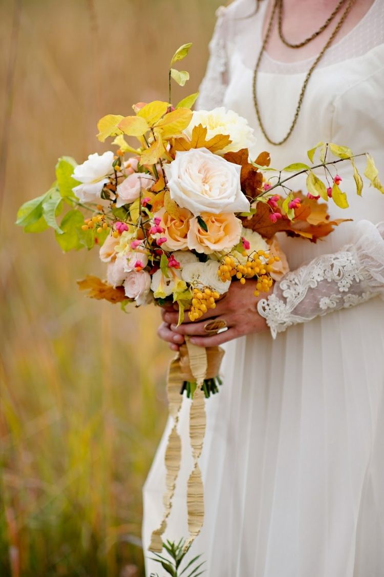 bobule jesenná kytica ruže biela žltá stužka blaetter
