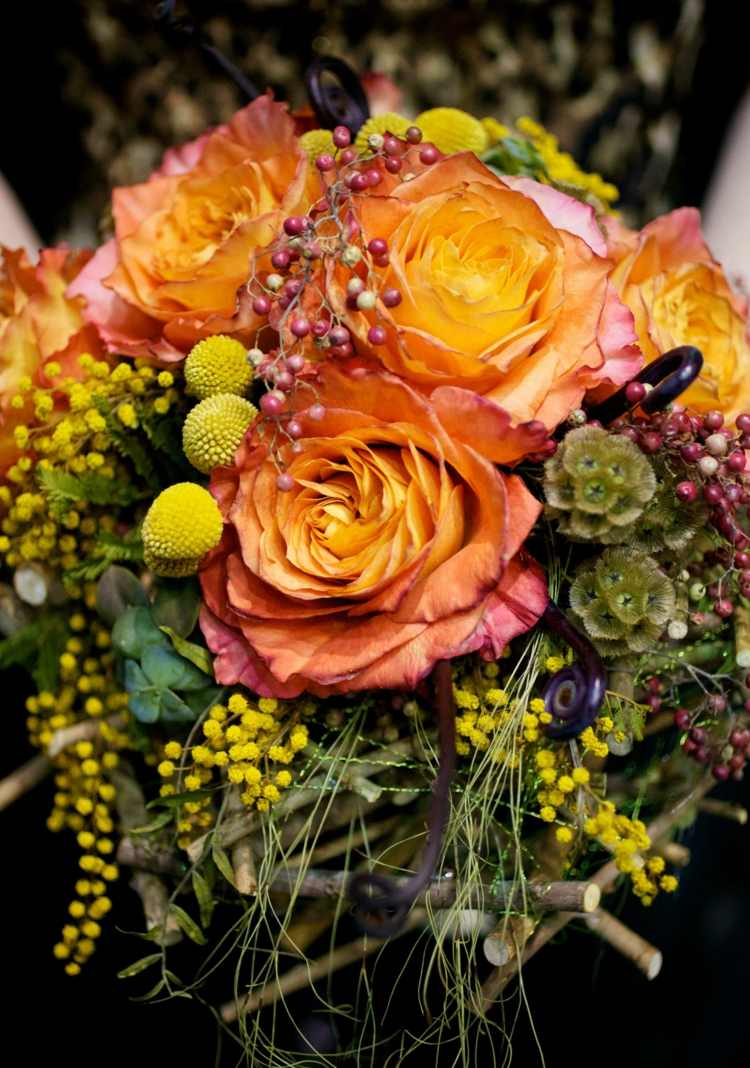 ruže oranžovo žltá jesenná svadobná kytica konáre jesenné kvety