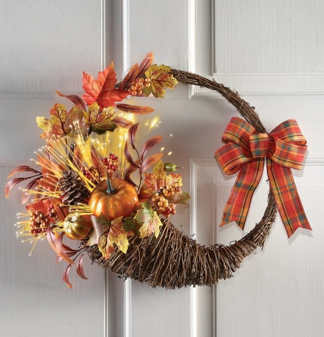 Dverový veniec s listami a mašľou z jesenných kvetov Veniec na dvere-tekvica-a-listy